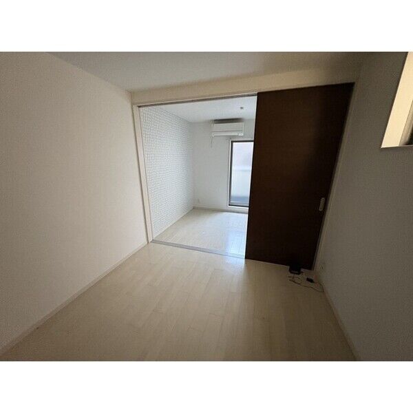 F asecia lipine 室内写真7