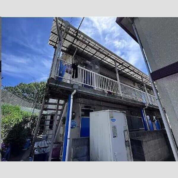 青い空と見晴らしの丘 建物画像