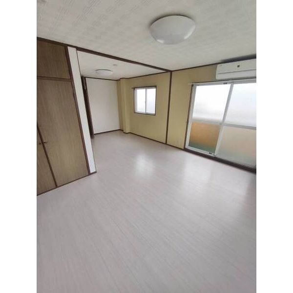 ロイヤルコーポ六十谷 室内写真1
