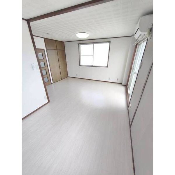 ロイヤルコーポ六十谷 室内写真1