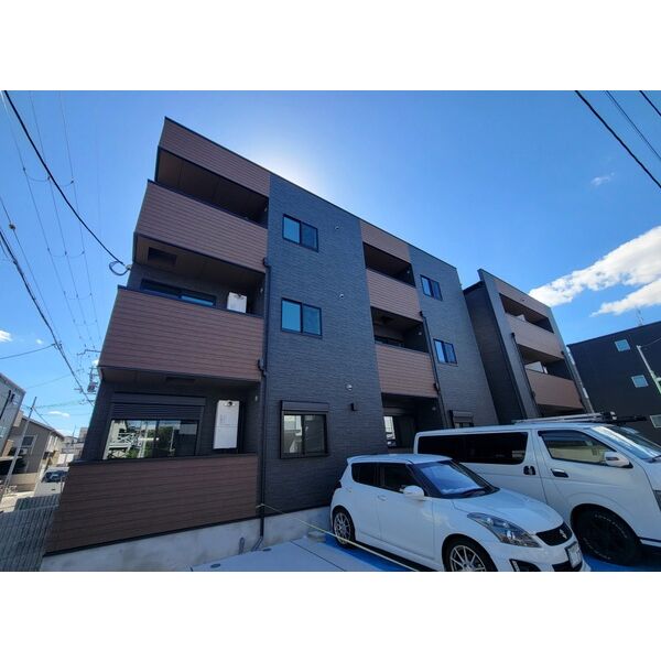 Louis Apartment 豊中蛍池 イースト 建物画像